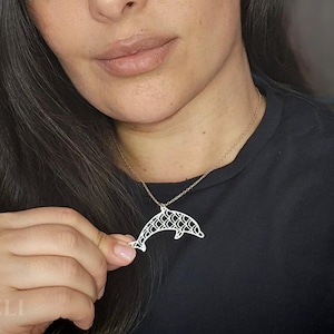 Collar de delfín con colgante geométrico de delfín plateado y océano