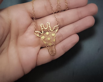 Colar de girafa, joia geométrica dourada com tema de vida selvagem.