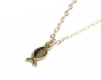 Collier poisson en or pendentif poisson avec breloque petit poisson en or