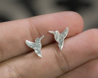 Boucles d'oreilles colibri délicates, minuscules boucles d'oreilles colibri en argent minimalistes, boucles d'oreilles oiseau