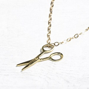 Collar de tijeras de oro, regalo de peluquero o estilista.