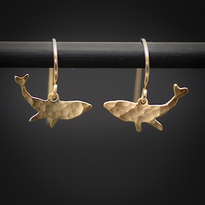 Whale earrings, gold tiny whale dangle earrings zdjęcie 1