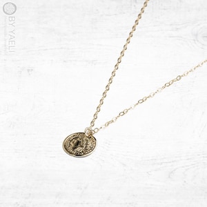 Collana con moneta d&#39;oro, piccolo ciondolo con moneta greca in oro, ciondolo con moneta d&#39;oro