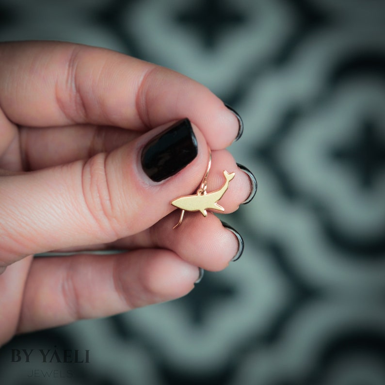 Whale earrings, gold tiny whale dangle earrings zdjęcie 7