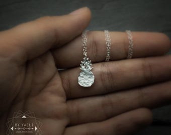 Collar de piña, delicado dije de piña de plata martillada o lisa