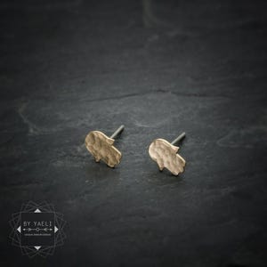 Pendientes Hamsa pequeños, pendientes de botón Hamsa dorados