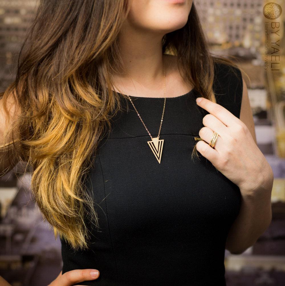 トライアングルネックレス、シェブロンネックレス、ゴールド