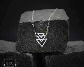 Collar triangular, delicado collar geométrico de plata con colgante de triángulos.