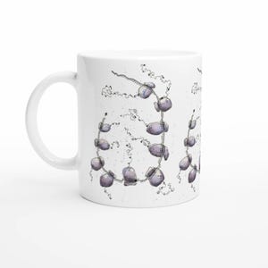Könnte beinhalten: Weiße Keramik-Kaffeetasse mit einem skurrilen Design aus verbundenen, lavendelfarbenen Steinen mit zarten, wirbelnden Linien. Das Design wiederholt sich auf der Oberfläche der Tasse und erzeugt einen einzigartigen und künstlerischen Look.