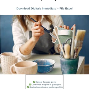 Puede incluir: Una persona pintando una taza de cerámica con un pincel. La imagen incluye el texto "Calcolatore Prezzi per Artigiani in Excel" y "Download Digitale Immediato - File Excel". También hay otras tazas y cuencos de cerámica.