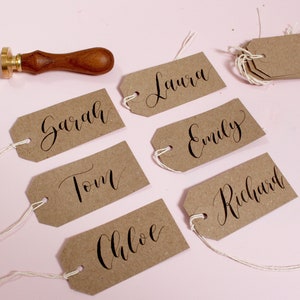 Set di 5 etichette con nome in calligrafia moderna, etichette rustiche in carta kraft marrone, nomi di nozze personalizzati, etichette scritte a mano, inchiostro nero