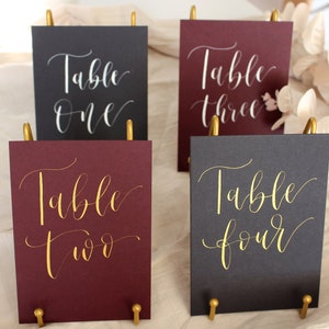 Tafelnummers bruiloft - kaart in zwart en bordeauxrood met witte of gouden kalligrafie - set van 10