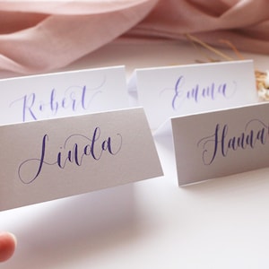 Lot de 10 marque-places calligraphie lilas - mariage pastel - noms de table personnalisés - couverts - décoration de table