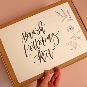 Kit de lettrage au pinceau - Apprendre la calligraphie moderne - Cahier d'exercices pratiques, stylos à pointe fine - Cours complet de lettrage à la main - Cadeau boîte aux lettres