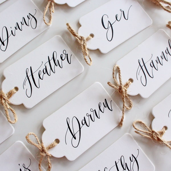 Conjunto de 20 etiquetas de nombre de caligrafía - Etiquetas personalizadas simples en blanco y negro - Favores de boda - Tarjetas de lugar de evento