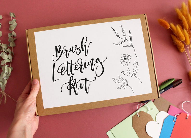Brush Lettering Kit - Lerne moderne Kalligraphie - Übungsblatt Arbeitsbuch, feiner Spitzenstifte - Eine komplette Handlettering-Klasse - Letterbox Geschenk Bild 1