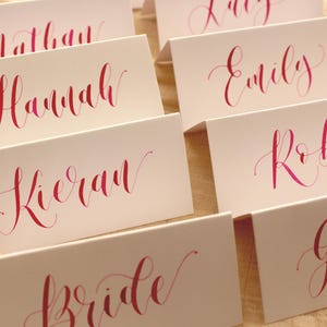 Lot de 10 marque-places manuscrits - calligraphie magenta sur cartes blanches - décoration de table de papeterie de mariage