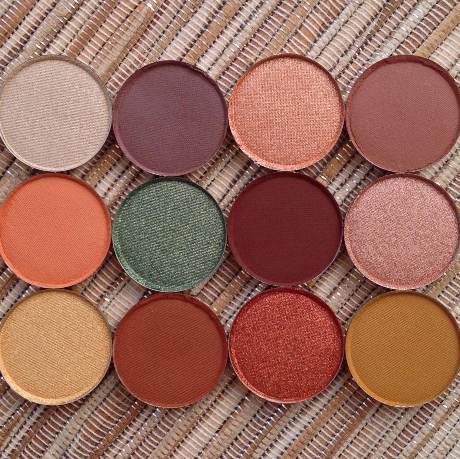 Косметика палетки хэллоуин. Палетка теней sakura flowers 18 colors eyeshadow. Popfeel тени 120 цветов. Make up professional палетка теней. Косметика тени.