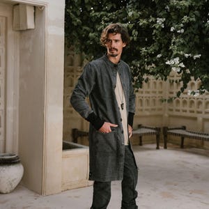 Chaqueta Nehru vaquera larga: abrigo de diseño vanguardista con botones especiales y agujeros.