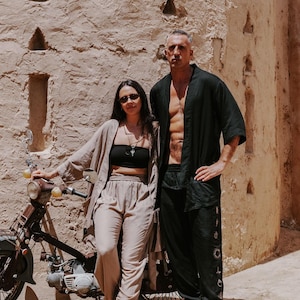 Puede incluir: Un juego de tres tazas de cer&aacute;mica con un acabado mate moteado. Las tazas son de color crema, gris claro y gris oscuro. Cada taza tiene un dise&ntilde;o simple y minimalista.