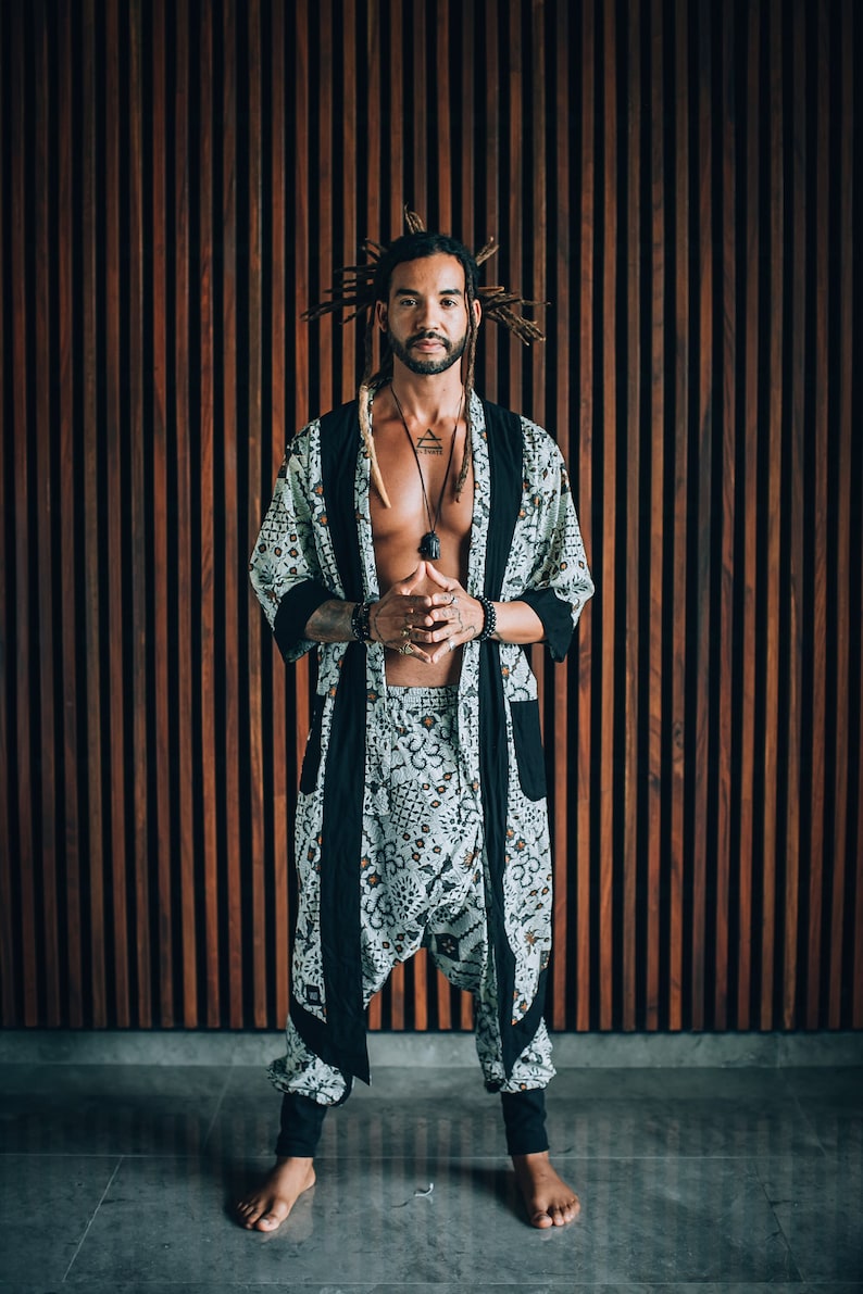 Kimono da uomo in batik: abbigliamento boho per festival, cardigan in cotone beige e bianco