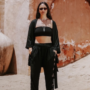 Puede incluir: Un letrero de madera r&uacute;stica con el texto "Welcome to our home" en estilo manuscrito. El letrero rectangular tiene un acabado envejecido y un dise&ntilde;o sencillo y acogedor. Adecuado para uso interior o exterior.