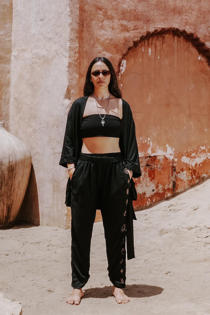 Puede incluir: Un letrero de madera r&uacute;stica con el texto "Welcome to our home" en estilo manuscrito. El letrero rectangular tiene un acabado envejecido y un dise&ntilde;o sencillo y acogedor. Adecuado para uso interior o exterior.