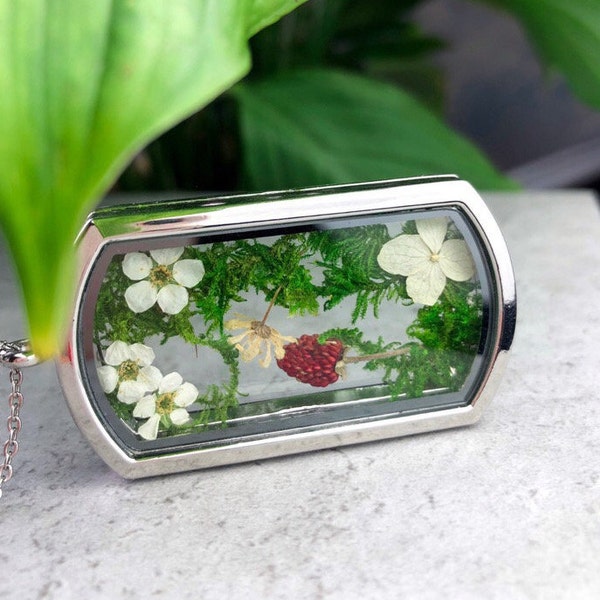 Винтажный лесной кулон со мхом, земляникой и цветами