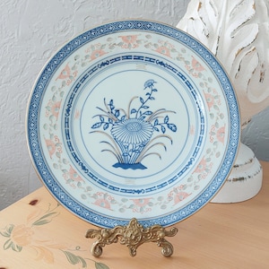 Vintage Jingdezhen-porseleinen bord: blauwe, witte, rode bloemenchinoiserie