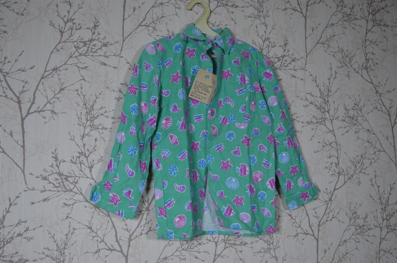 A shirt for your child 100/% soft cotton flannel from the USSR. Children/'s Christmas pajamas Sea shell sealed on a green background
