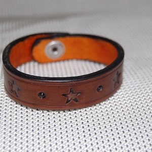 leather bracelet leather cuff leather jewellery friendship bracelet handmade hand dyed and tooled.  20mm width snap to snap measurements