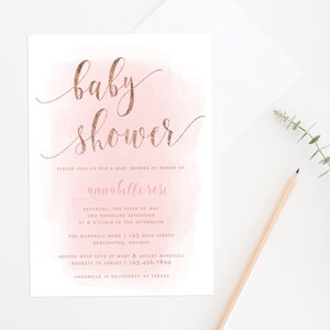 K&ouml;nnte beinhalten: Eine Babyparty-Einladung mit einem rosa Aquarell-Hintergrund. Die Worte "Baby Shower" sind in ros&eacute;goldener Schrift geschrieben. Die Einladung enth&auml;lt Details wie den Namen der Geehrten, Datum, Uhrzeit und Ort.