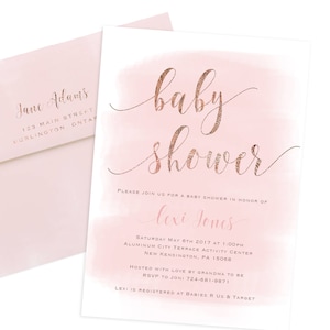 K&ouml;nnte beinhalten: Eine Babyparty-Einladung mit einem Aquarellhintergrund in Rosa. Die Worte "Baby Shower" sind in einer ros&eacute;goldenen Schrift geschrieben. Ein Umschlag mit dem Namen "Jane Adams" ist ebenfalls sichtbar.