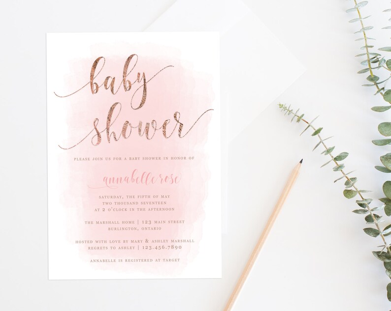 K&ouml;nnte beinhalten: Eine Babyparty-Einladung mit einem rosa Aquarell-Hintergrund. Die Worte "Baby Shower" sind in ros&eacute;goldener Schrift geschrieben. Die Einladung enth&auml;lt Details wie den Namen der Geehrten, Datum, Uhrzeit und Ort.