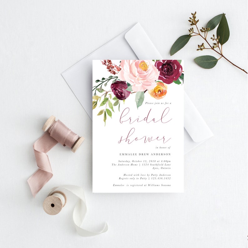 K&ouml;nnte beinhalten: Eine Einladung zur Brautparty mit floralen Akzenten in Burgunderrot, Pfirsich und Gelb. Die Einladung enth&auml;lt die Worte "bridal shower" in einer Schreibschrift, zusammen mit den Veranstaltungsdetails. Eine Bandspule und ein Zweig Gr&uuml;n sind ebenfalls vorhanden.