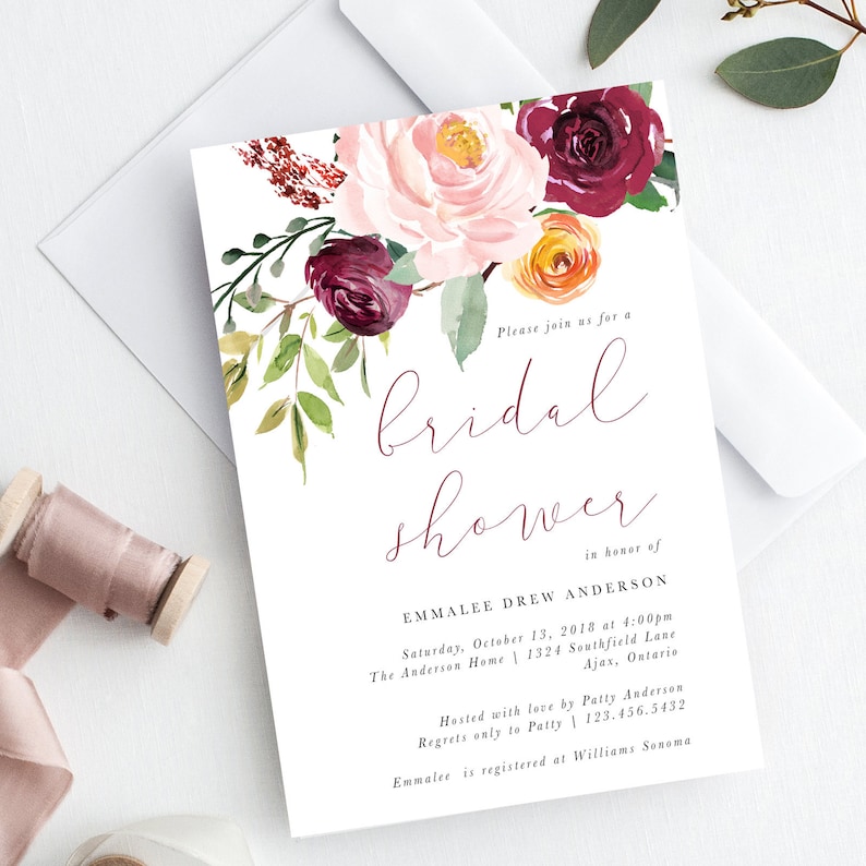 K&ouml;nnte beinhalten: Eine wei&szlig;e Einladungskarte mit floralem Aquarelldesign. Die Karte zeigt eine Kopfzeile aus rosa, burgunderroten und gelben Blumen mit gr&uuml;nen Bl&auml;ttern. Der Text lautet "Bridal Shower" und enth&auml;lt Eventdetails.