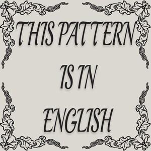 Op de afbeelding: Een vierkante afbeelding met een lichtgrijze achtergrond en zwarte tekst die THIS PATTERN IS IN ENGLISH leest. De tekst is gecentreerd en omringd door een decoratieve zwarte rand bestaande uit bladmotieven in elke hoek.