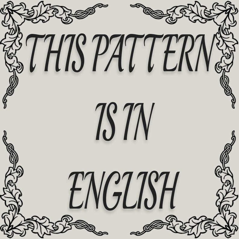 Op de afbeelding: Een vierkante afbeelding met een lichtgrijze achtergrond en zwarte tekst die THIS PATTERN IS IN ENGLISH leest. De tekst is gecentreerd en omringd door een decoratieve zwarte rand bestaande uit bladmotieven in elke hoek.