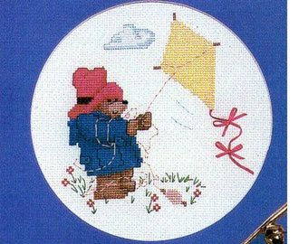 Schema punto croce orso Paddington che fa volare un aquilone Schema punto croce orso che fa volare un aquilone PDF Download immediato