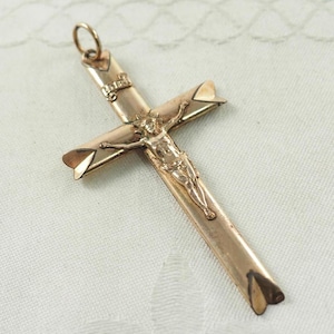 Antikes Kruzifix Anhänger Viktorian Walzgold, Gold Filled, Gelbgold Ton, Römisches oder Lateinisches Kreuz, Figur von Christus und Inri, Deutschland 1900
