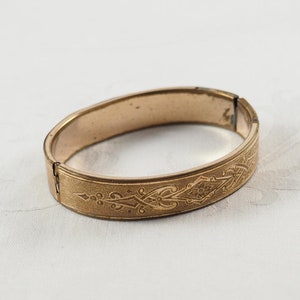 Brazalete antiguo victoriano relleno de oro, diferentes diseños en la parte superior e inferior, tono oro rosa, sin marcar, muñeca de 6 7/8 pulgadas, Alemania 1890