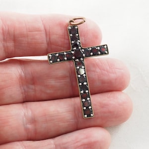 Antiker spätviktorianischer Boho-Granat-Kreuz-Anhänger, Tombak, Pinchbeck, 16 Flachschliff-Granate, Januar-Geburtsstein, Böhmen 1890-1900