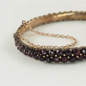 Antikt bohemiskt granatarmband: Rosenskurna granater, Pinchbeck, Böhmen 1880-talet