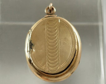 Antique Victorian Oval Locket which Acid Tests as 8K Gold, with Machine Engraving, Opening Back and Front, Germany 1880s