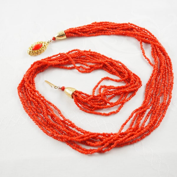 Collier torsade de charbon rouge vintage avec fermoir doré, 9 rangées de petites perles de corail de 2 mm chacune, fermoir décoratif de style africain, Allemagne années 1970