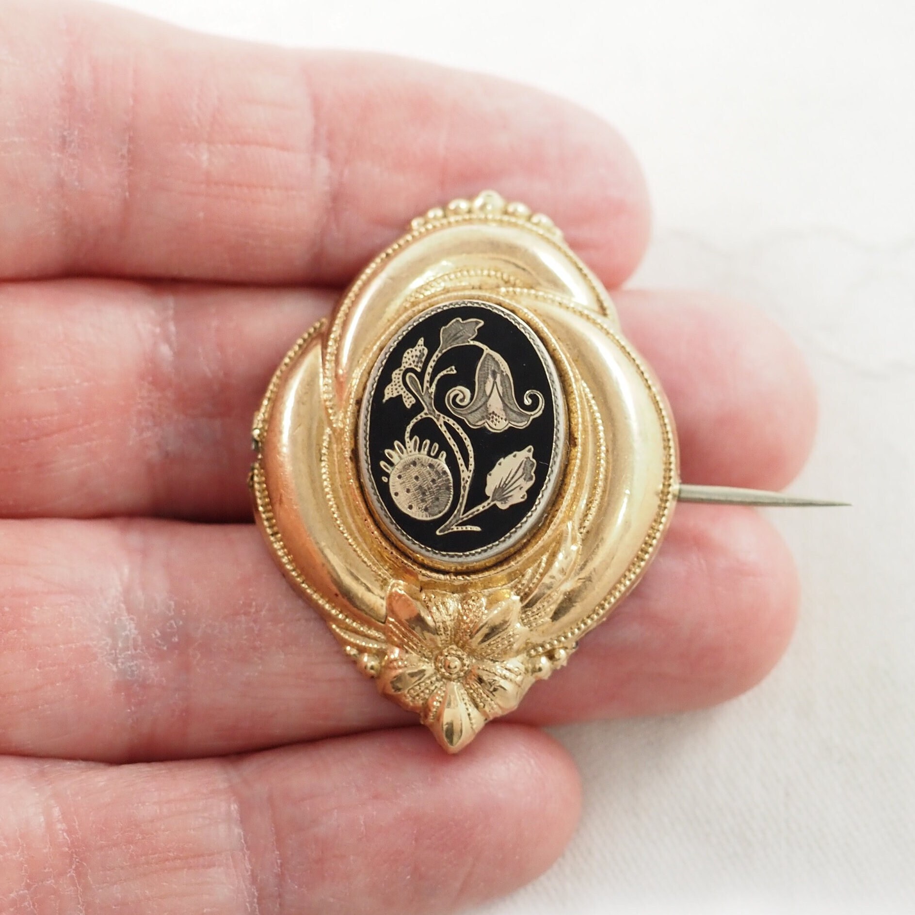 ヴィクトリア朝時代の金張り喪服ブローチ：黒エナメルのブリーディング