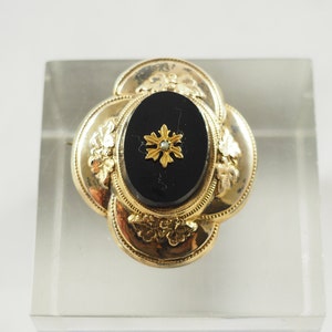 Antique Victorian Biedermeier Circular Gold Filled Oval Brooch, Onyx Panel and  Seed Pearl, Language of Flowers, Ivy, Germany, 1870s