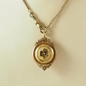 ビクトリア朝のブローチ/ペンダント、円形、アイルランドのシャムロックのモチーフ、金張り、ロールドゴールド、シンプルなピン、春の後の指輪を留め金として、ドイツ 1880 年代