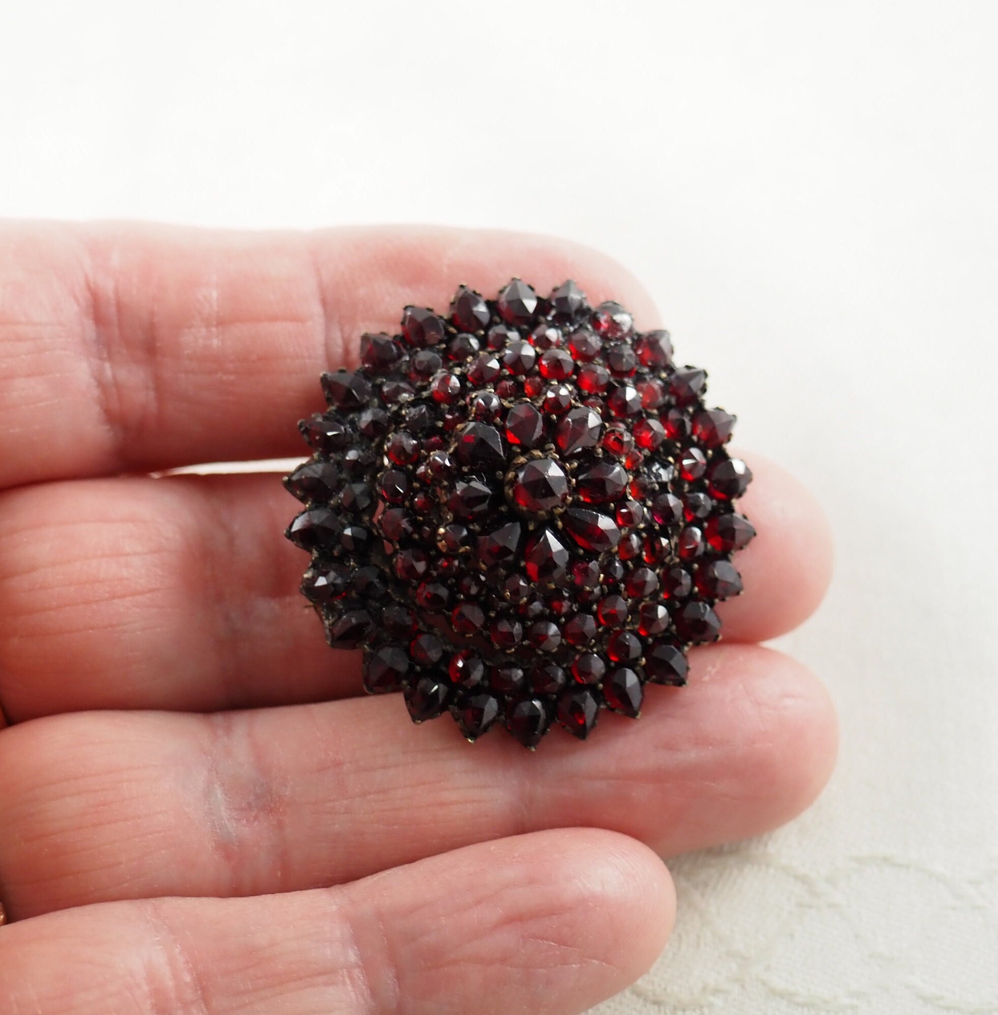 ボヘミアンガーネットの花型ブローチ ボヘミアンガーネットの花型