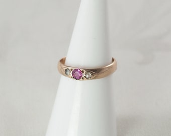 Antiker viktorianischer 14K Rose Gold Bandring mit einem Rubin und zwei Diamanten, kleinere Ringgröße USA 6,1, UK L 1/2, Deutschland 52, Deutsch 1890